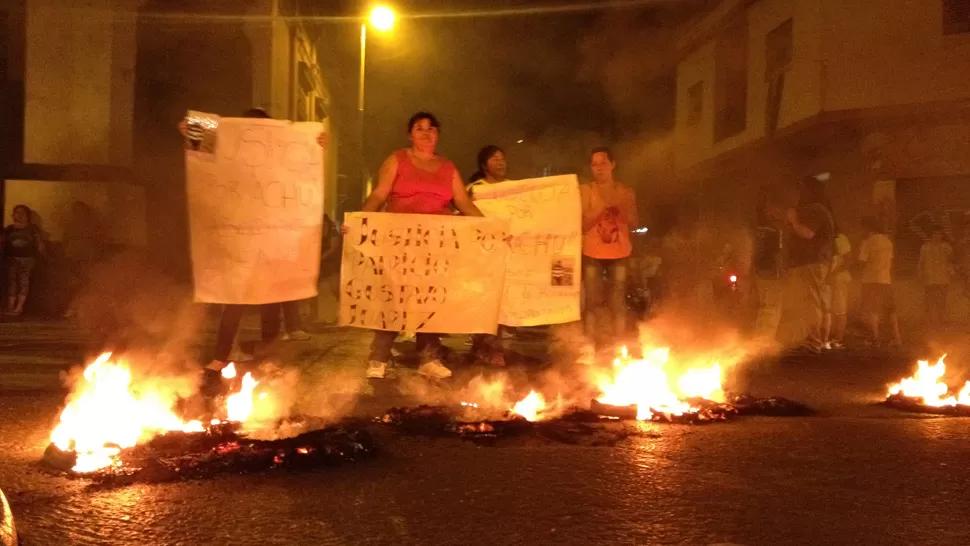 MAYOR SEGURIDAD. Familiares y amigos de Juárez reclaman justicia. LA GACETA/ FOTO DE MARTÍN SOTO