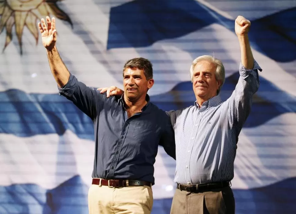 LOS GANADORES. Raúl Sendic y Tabaré Vázquez, candidatos a vice y a presidente, saludan a sus partidarios. reuters