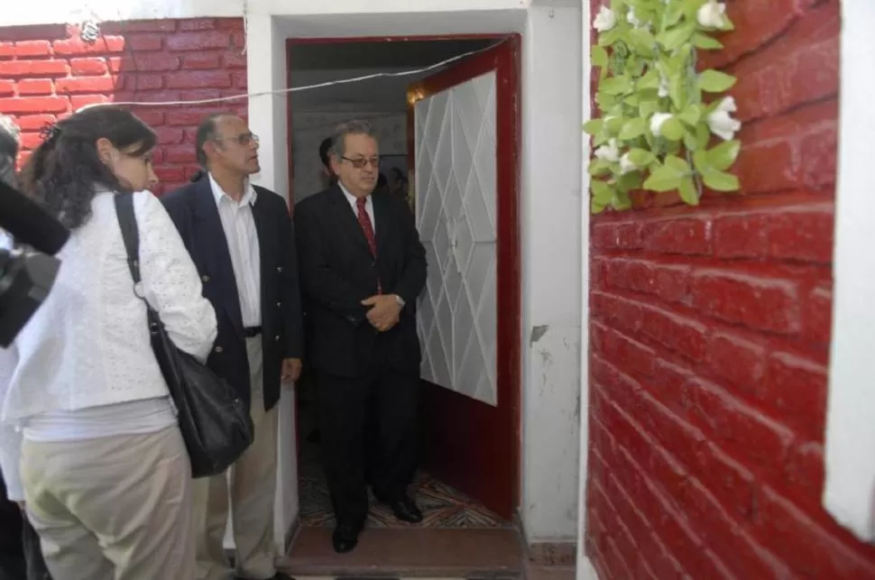LUGAR DEL HECHO. En 2011, durante “Romero Niklison”, el TOF inspeccionó la casa donde ocurrieron los crímenes; en la pared había marcas de balas. la gaceta / archivo