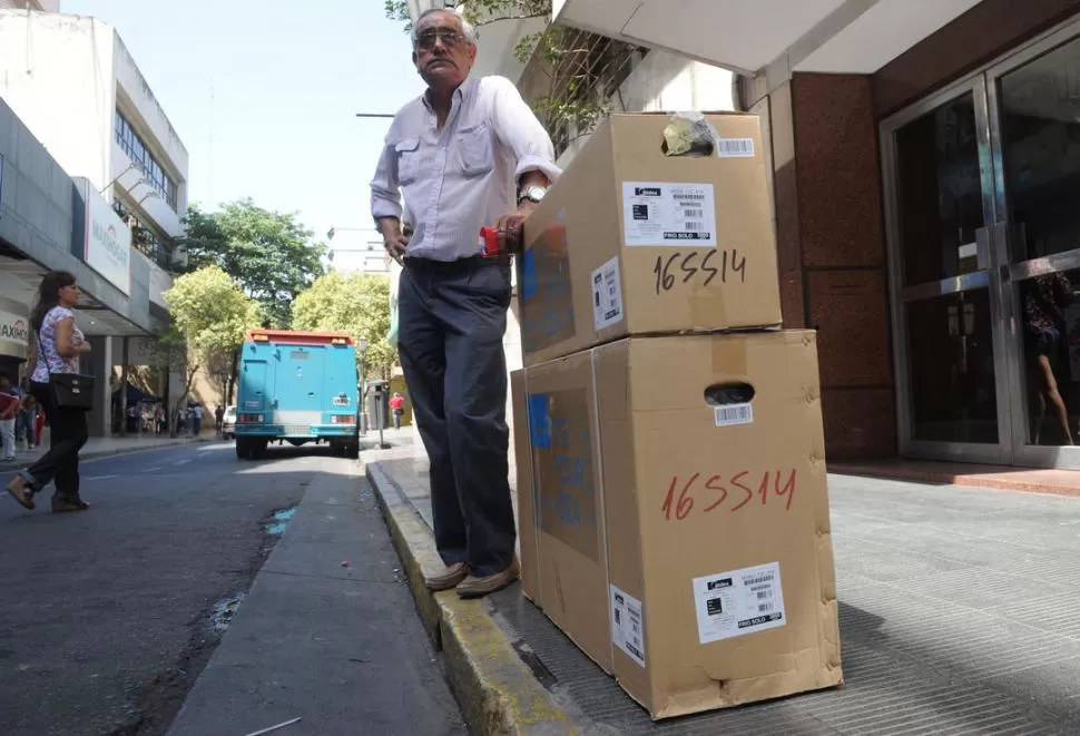 “NO DA PARA MÁS”. Juan Carlos Quipildor se decidió y compró un equipo de 3.000 frifgorías para llevarse a Leales, donde vive. 
