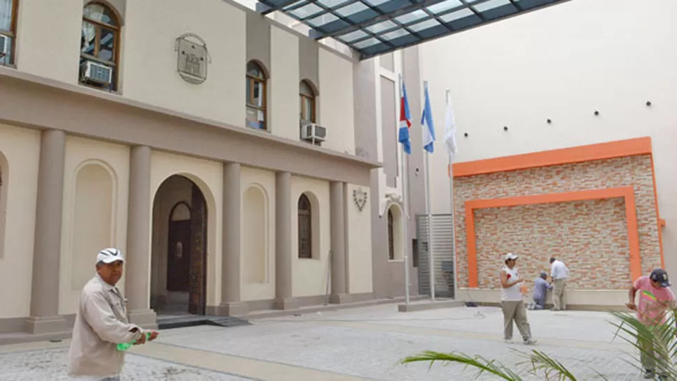 PREPARATIVOS. En la sede de la intendencia de la capital santiagueña, donde hoy asumirá Infante. FOTO DE ELLIBERAL.COM.AR