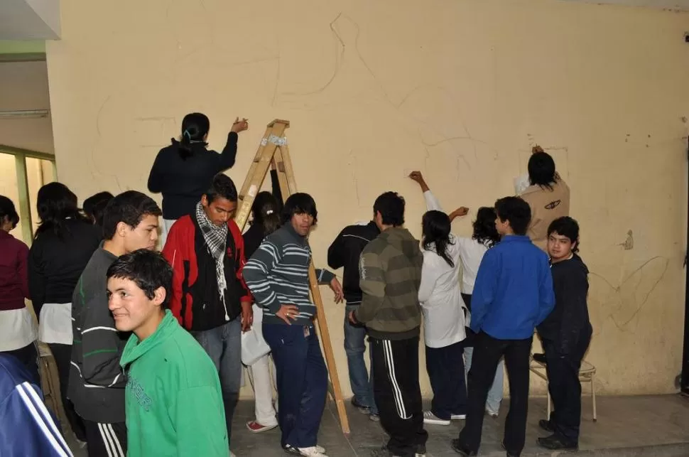 EN PLENA TAREA. Jóvenes preparan el mural que pintarán en barrio ATE. Prensa Desarrollo Social