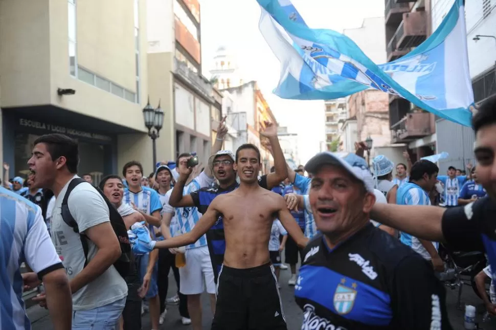 IMAGEN REPETIDA. Los “decanos” que viven en Buenos Aires apoyarán al equipo como los de acá, el viernes pasado.  