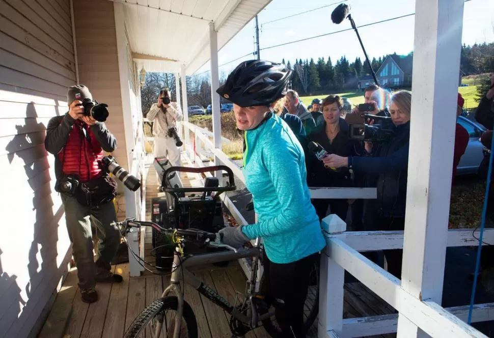 ASEDIADA. Kaci Hickox llega a su casa tras un paseo en bicicleta por su pueblo, Fort Kent, en Maine, EEUU. reuters