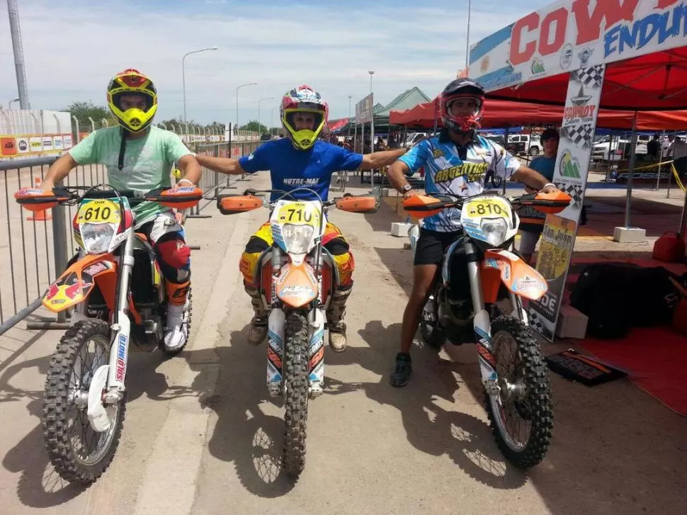 CLUB TEAM TUCUMANO. Fernando Correa, Federico Quesada y Pablo Mercado, en el paddock y con sus motos listas. 