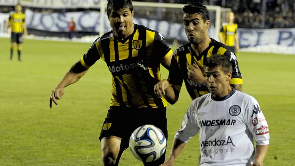 COMPLICADO. Santamarina de Tandil le ganó 2 a 1 a Independiente Rivadavia de Mendoza, que complicó sus chances en la pelea por el ascenso. TELAM