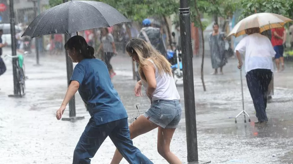 A NO OLVIDARSE EL PARAGUAS. La lluvia será una constante este fin de semana. LA GACETA/ FOTO DE ARCHIVO