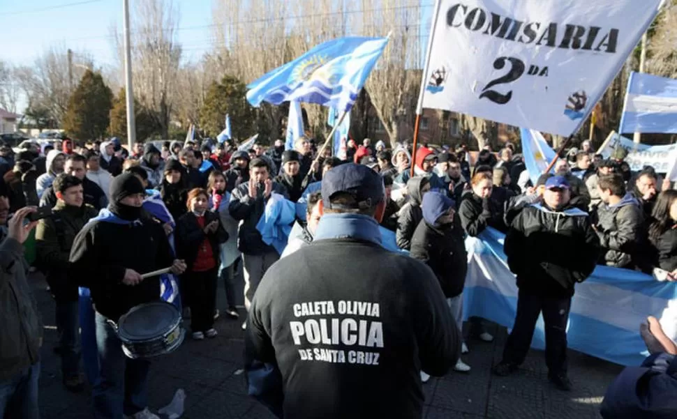 SEGURIDAD. Las calles están custodiadas por gendarmes y la Prefectura. foto de opisantacruz.com