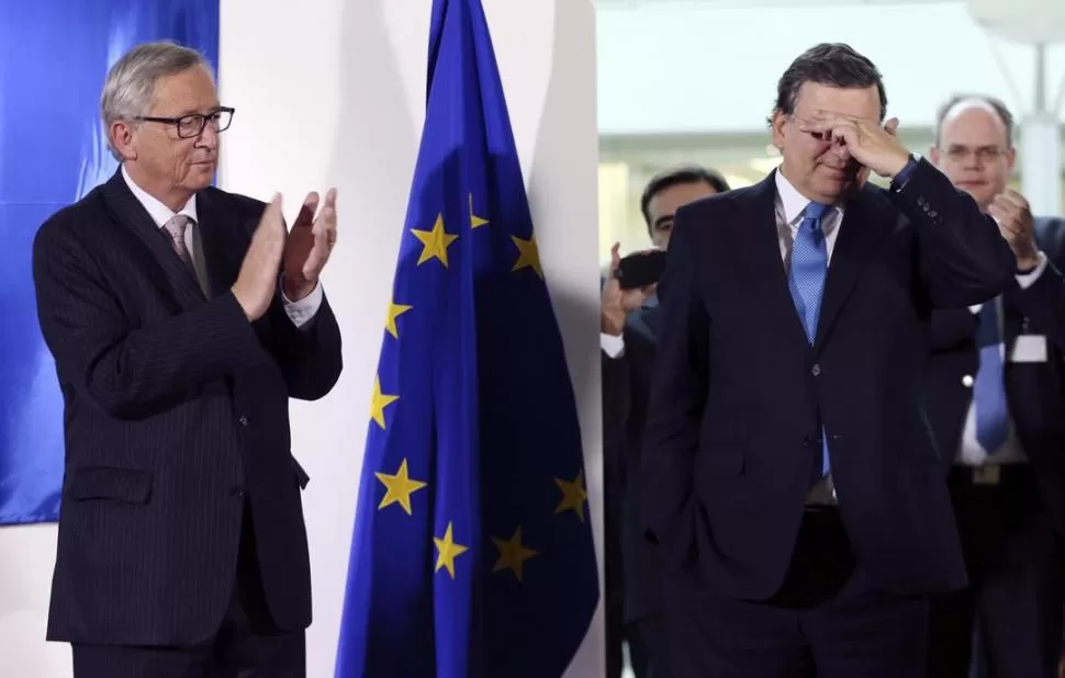 DESPEDIDA. Juncker aplaude a Barroso, que termina su mandato. reuters