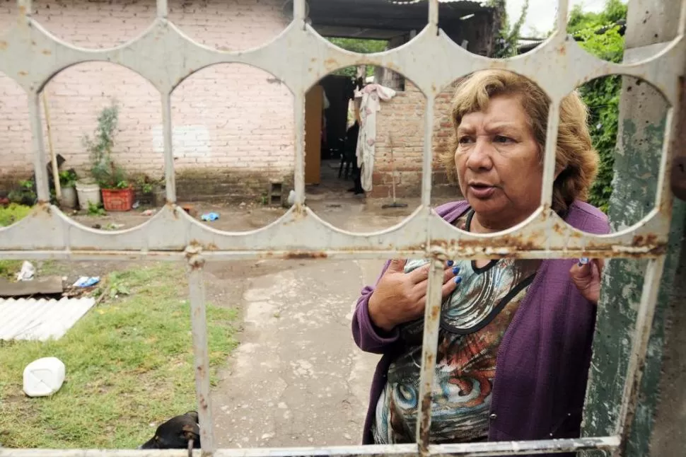 PREPARANDO LA PARTIDA. Ana Castro, una de las vecinas de “Villa Piolín”, está contenta con el traslado. LA GACETA / FOTO DE ANALÍA JARAMILLO
