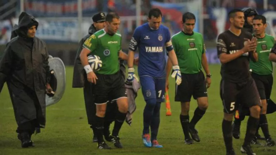 El juego entre Tigre y Lanús debió ser suspendido en el entretiempo.