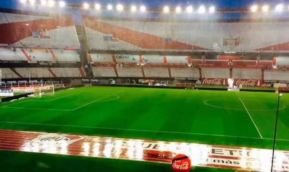 COMPLICADO. El terreno del estadio Monumental no estaba en condiciones de soportar 90 minutos de fútbol. La sudestada que afecta Buenos Aires lo complicó. 