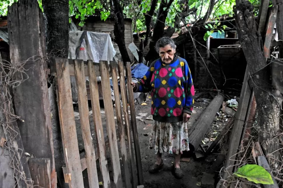 A LOS 85 AÑOS POR FIN TENDRÁ CASA PROPIA. Ángela Moyano vive desde hace décadas en Villa Piolín. la gaceta / foto de franco vera