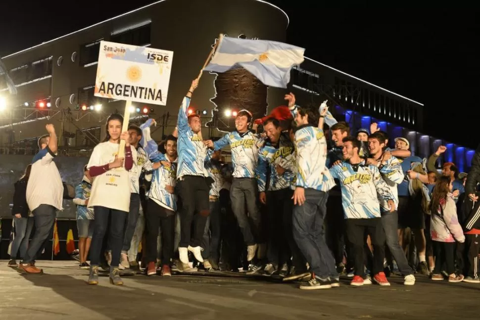 PURA ALEGRÍA. Los integrantes de la Selección argentina contagian su energía al público en el desfile inaugural. 
