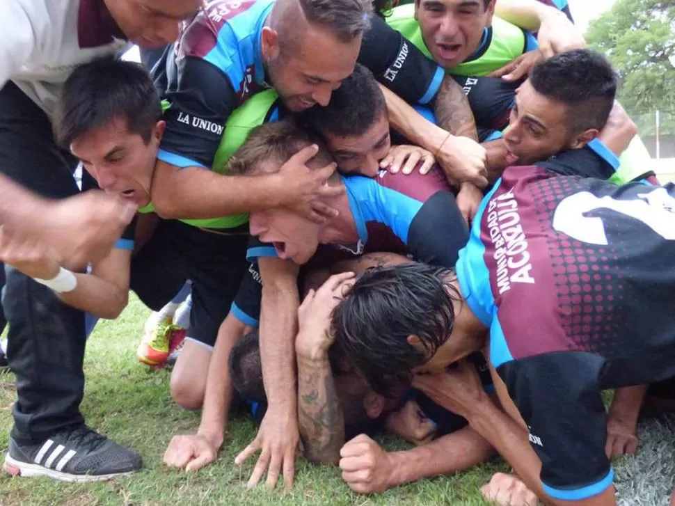 GOL DE ORO. Los jugadores de Unión Aconquija festejan la conquista de Ramiro González a los 92’, que significó el triunfo ante Zapla y la chance concreta de ascender. 