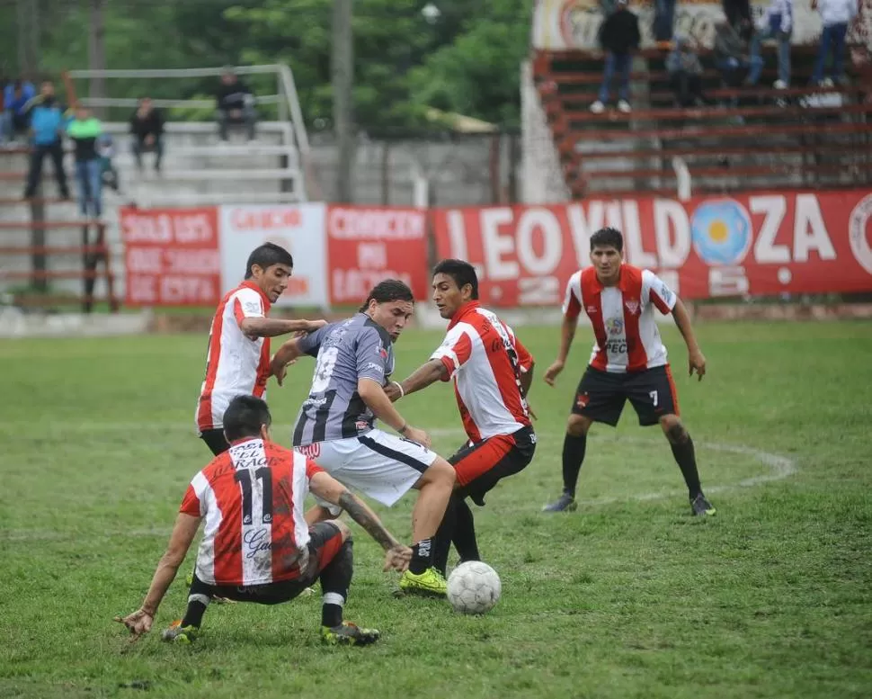 SU MEJOR MOMENTO. Ariel Aragón, conductor de Concepción FC que lleva la pelota ante la marca de dos rivales, abrió el camino del triunfo con un gol olímpico.  