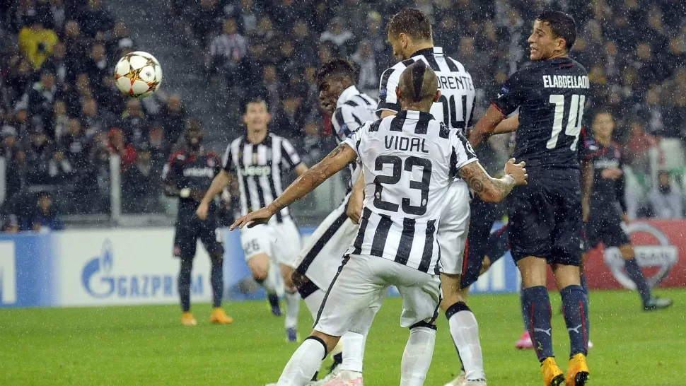 BUEN TRIUNFO. Juventus, con el argentino Carlos Tevez, venció 3-2 a Olympiacos de Grecia y lo alcanzó en el segundo puesto del grupo A de la Liga de Campeones. REUTERS
