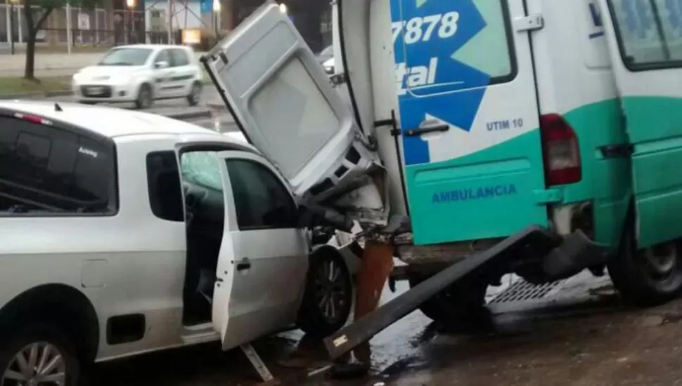 EL ACCIDENTE. El frente de la camioneta VW Saveiro se destrozó al chocar contra la ambulancia. la gaceta en  whatsapp