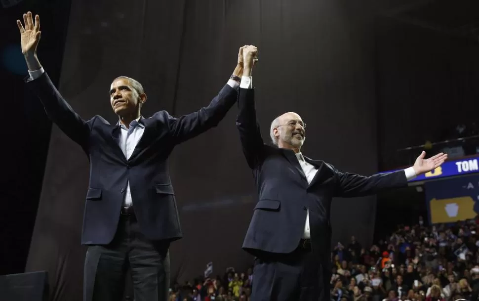 EN FILADELFIA.  Obama levanta el brazo del candidato a gobernador de los demócratas en Pennsylvania. En ese Estado se elige nuevo gobernador. reuters