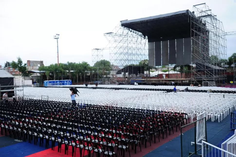 PREPARADO. El escenario en el que actuará Luis Miguel se monta desde el viernes; no se suspende por lluvia. la gaceta / foto de diego aráoz