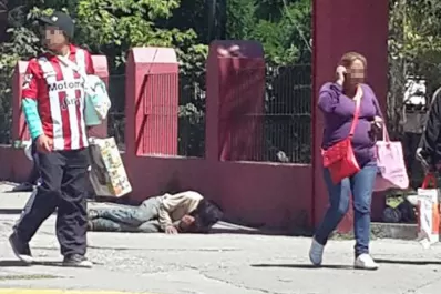 Estuvo tirado en la vereda toda la mañana, a metros de la Maternidad