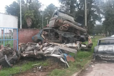 Una pila de autos junto a la comisaría