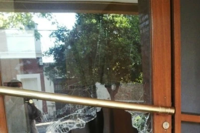 Rompieron el vidrio de la puerta de un edificio para entrar a robar