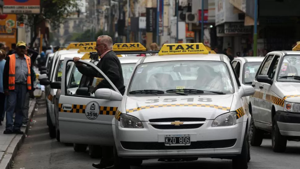 EN EL CENTRO DE LA POLEMICA. Los taxistas quieren más aumentos de bajada de bandera. LA GACETA. 