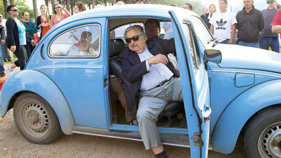 SU COCHE. El presidente uruguayo José Mujica junto a su  su viejo Volkswagen. 