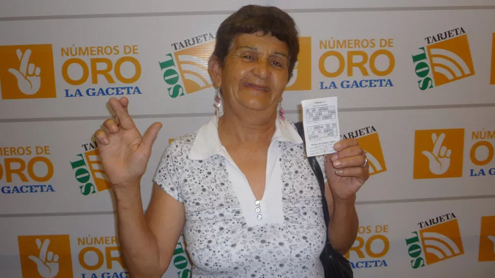 EL GESTO DE LA SUERTE. Manuela Josefa Carrizo no pudo ocultar su emoción por haber ganado. LA GACETA