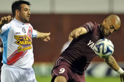 Lanús se llevó una polémica y agónica victoria y quedó a uno de River
