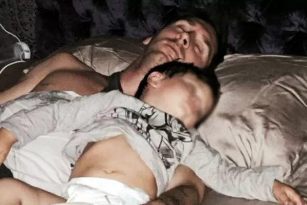La tierna foto de Messi con su hijo durmiendo