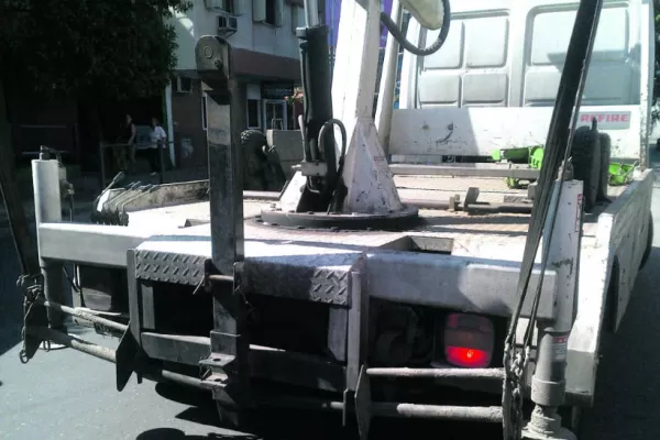 El camión municipal circula sin chapa patente