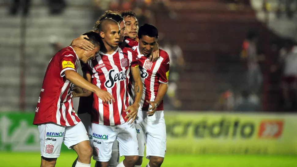DESAHOGO. Silva celebra junto a sus compañeros el gol de la victoria ante los santiagueños. LA GACETA / DIEGO ARAOZ
