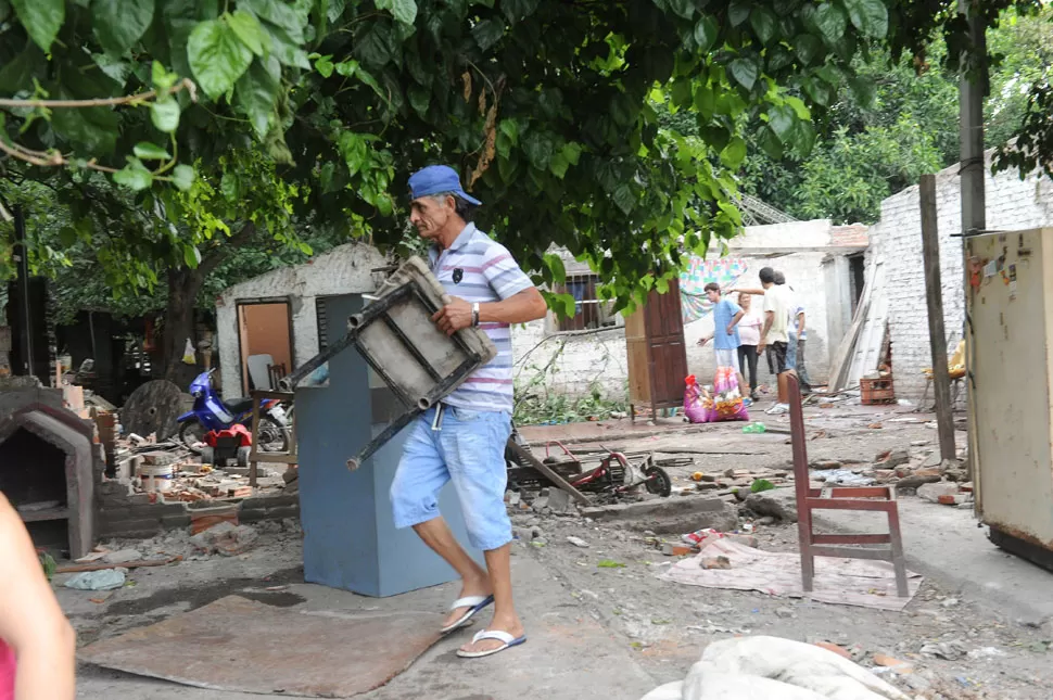 Vecinos de Villa Piolín se enfrentaron con la Policía y cortaron la avenida