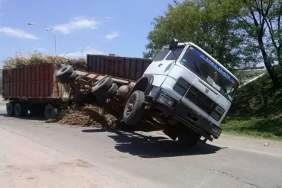 Volcó un camión de rastra cañera