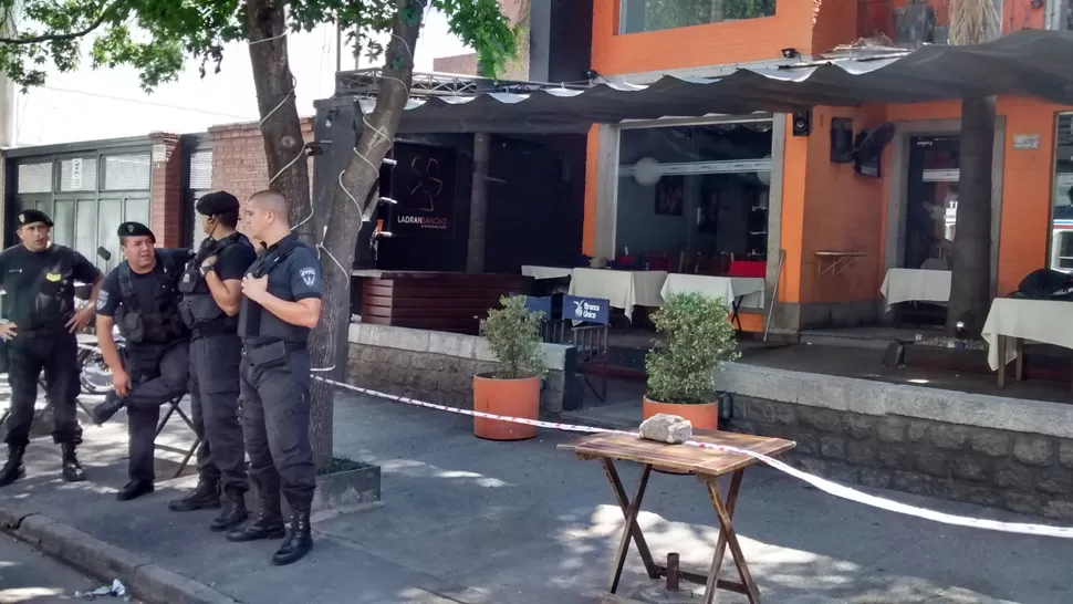 ACORDONADO. Policías del Grupo Cero custodiaron el restaurante ubicado en 25 de Mayo al 700. LA GACETA / FOTO DE INÉS QUINTEROS ORIO VÍA MÓVIL