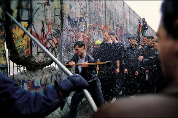 El Gobierno no se enteró de la caída del Muro de Berlín