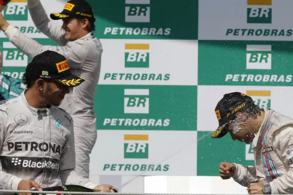 Rosberg ganó en Interlagos y Hamilton mantuvo el liderazgo