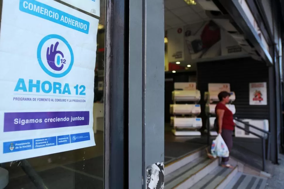 CON EL CARTEL INFORMATIVO. Un comercio de Tucumán exhibe el logo del plan nacional con el que, según el oficialismo, crecieron las ventas. la gaceta / foto de inés quinteros orio