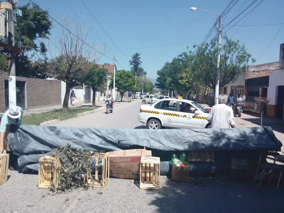 Los vecinos de Matheu al 200 cortaron la calle, porque están cansados de los problemas cloacales