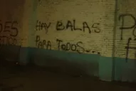 Pintaron el Monumental con amenazas para el plantel de Atlético