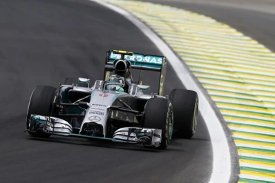 Rosberg ganó y mantiene viva su chance por el título