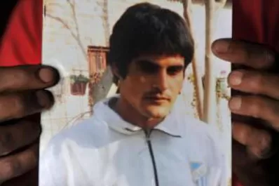 Reparten flores para recordar a una víctima