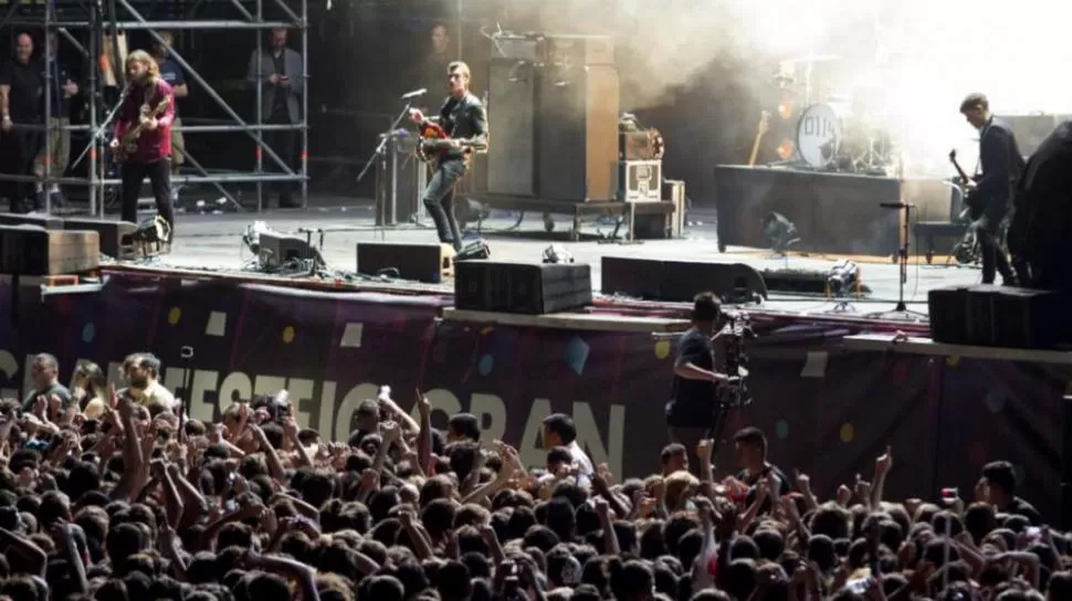 EN ACCIÓN. El líder de la banda, Alex Turner (centro), no necesitó moverse mucho para enloquecer al público; le bastaron las sonrisas y la música. prensa personal fest 