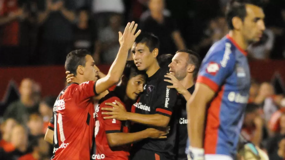 FESTEJO ROSARINO. Maxi Rodríguez, autor de dos goles, recibe el saludo de sus compañeros, en el partido que Newell's le ganó a San Lorenzo 3 a 1. TELAM 
