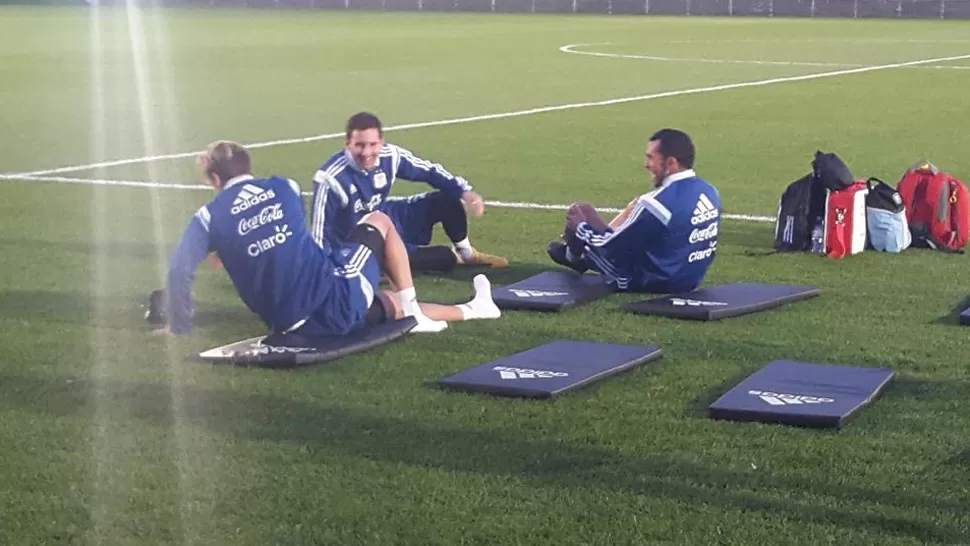 JUNTOS. Messi y Tévez durante el entrenamiento. FOTO TOMADA DE TWITTER (@ARGENTINA)