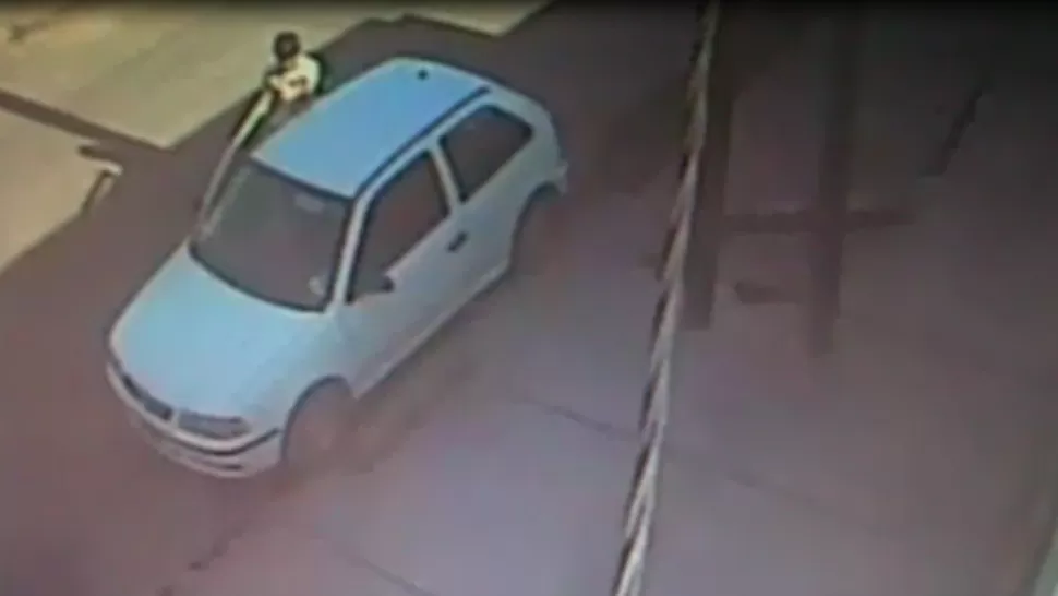 Rompió las cerraduras de un auto para robar y quedó filmado