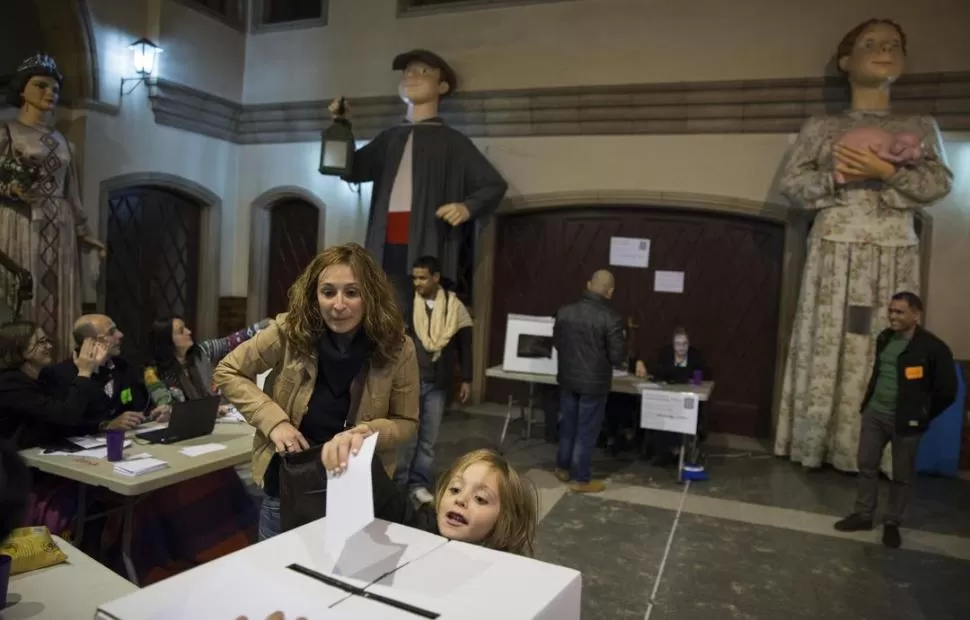 EN CATALUÑA. Más de dos millones de personas se acercaron a votar. fotos reuters