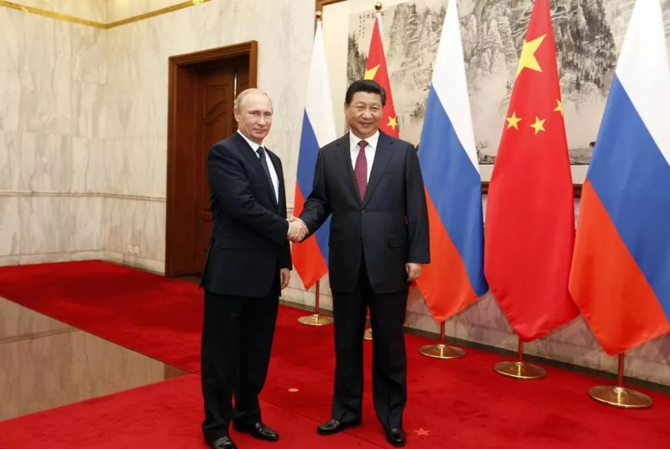 APRETÓN DE MANOS. Putin y Jinping suscribieron 17 documentos. reuters 